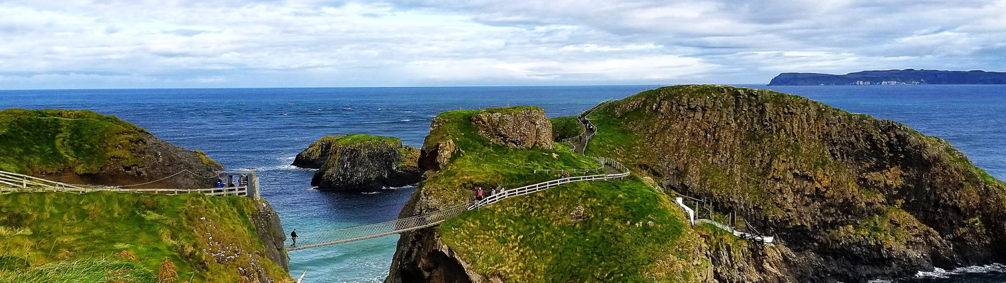 Beautiful coastal scenery and Carrick-a-Rede Rope Bridge in Ballintoy,  Northern Ireland - Beach Wallpapers