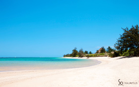 A turquoise lagoon on the Southern coast of Mauritius wallpaper