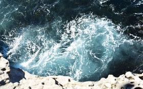 Cliff view of ocean crashing in Bondi Beach, Australia