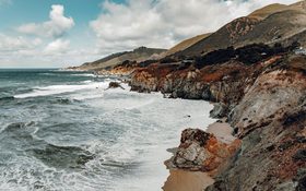 Cough cliffs and waves beside Highway 1, Los Angeles, USA