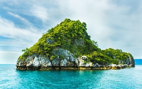 Sunny view on the Gulf of Thailand with exotic house on the rocks