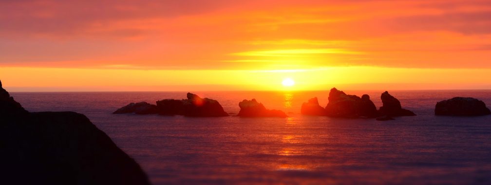 Sunset over the ocean and rocks in Bandon, United States