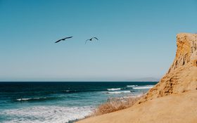 The clear skies and crystal clear water of San Diego, California