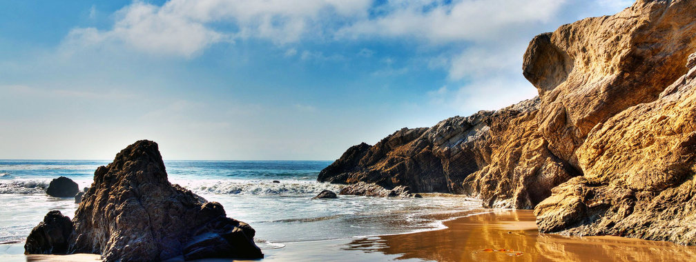 The wallpaper of beach at the Pacific Ocean in Malibu, California