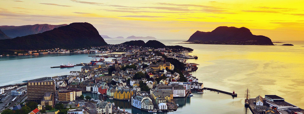 The wallpaper of beautiful morning in Alesund, Norway