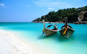 Two boats on the beach of the Ko Lipe island wallpaper