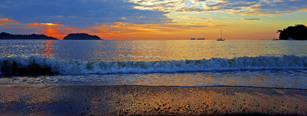 Wallpaper of colorful sunset in the Guancaste, Costa Rica