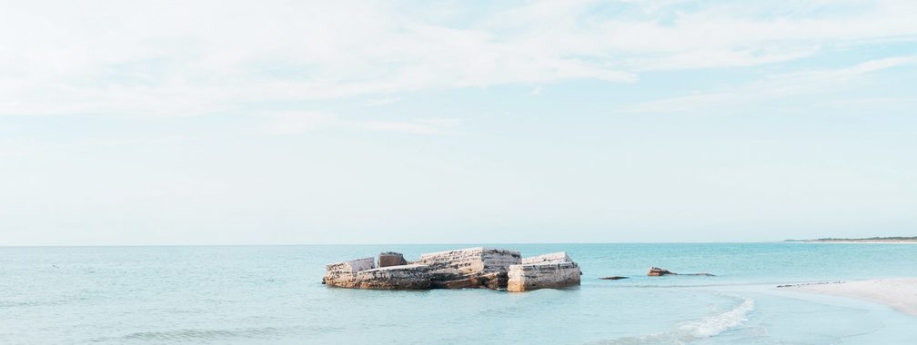 Wallpaper of sandy beach while the sea is calm in Fort De Soto Park