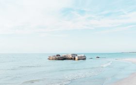 Wallpaper of sandy beach while the sea is calm in Fort De Soto Park