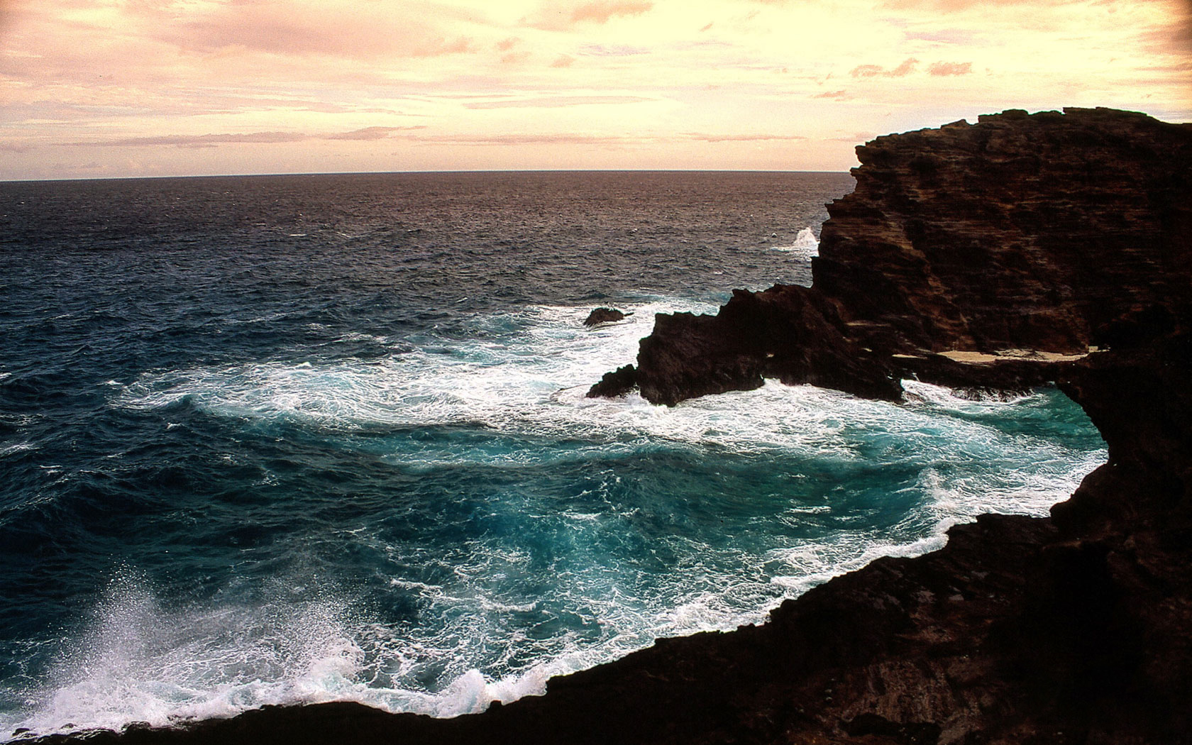 Beach wallpaper of heavy sea and big rocks - Beach Wallpapers